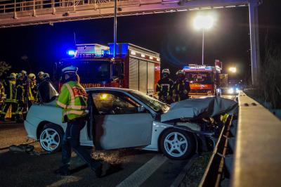 A81 / Moeglingen: PKW schleudert alleinbeteiligt in die rechte Leitplanke und anschliessend in die Mittelleitplanke - 3 Verletzte